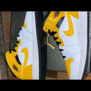 Air Jordan 1 mids yellow white and black size 7y